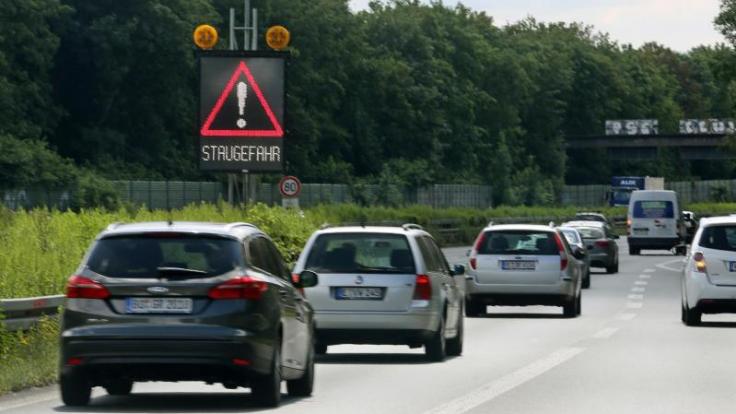 Vor allem in Süden Deutschland und in Küstennähe dürften die Fernstraßen in den kommenden Tagen voll werden. Denn in neun Bundesländern enden die Osterferien.