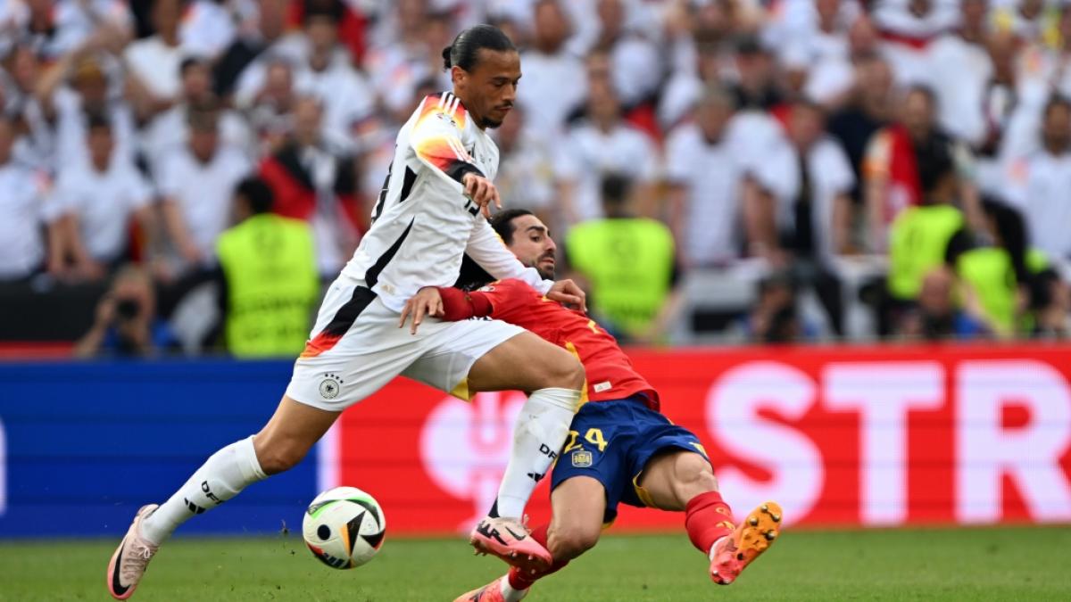 Leroy San&eacute; (l., hier im Zweikampf mit Spaniens Marc Cucurella) unterzog sich nach der Viertelfinal-Niederlage bei der EM offenbar einer OP. (Foto)