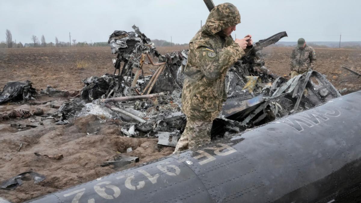 Ein russischer Hubschrauber wurde in unz&auml;hlige Teile zerfetzt. (Foto)