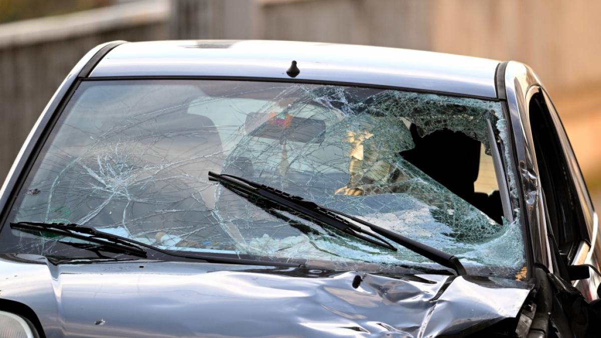 Ein besch&auml;digtes Fahrzeug steht an einer Zufahrt zur Rheinbr&uuml;cke in Mannheim. Nach einem Vorfall mit einem Auto in der Innenstadt ist der mutma&szlig;liche Fahrer nach Polizeiangaben festgenommen worden. (Foto)
