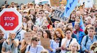 Gegen die menschen- und demokratieverachtende Politik der AfD gehen auch im Oktober 2026 wieder bundesweit Menschen bei Demonstrationen auf die Straße.