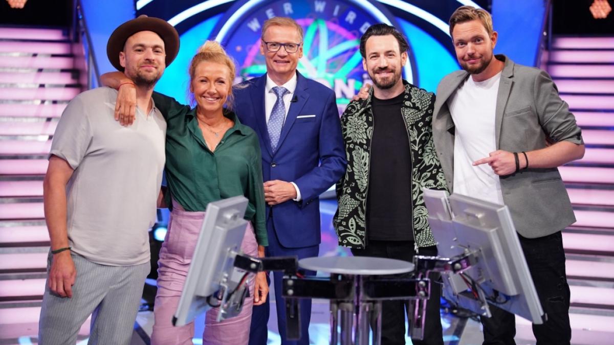 Beim "Wer wird Million&auml;r? - Prominenten-Special" am 17. November 2022 zocken Max Mutzke, Andrea Kiewel, Jan K&ouml;ppen und Bastian Bielendorfer (v.l.n.r.) bei G&uuml;nther Jauch um den Millionengewinn. (Foto)