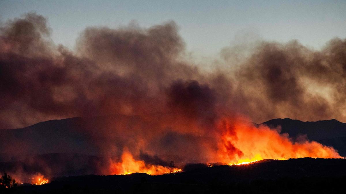 Qualmwolken eines Waldbrandes in der Region Aspres verdunkeln den Himmel. (Foto)