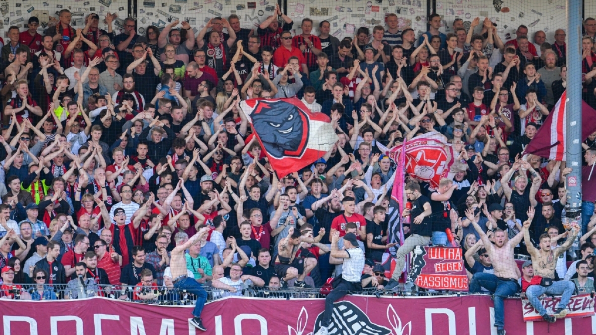 Der SV Wehen Wiesbaden wird von seinen Fans mit Jubel unterst&uuml;tzt. (Symbolbild) (Foto)