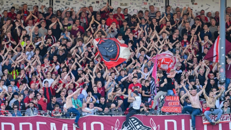 Der SV Wehen Wiesbaden wird von seinen Fans mit Jubel unterstützt. (Symbolbild) (Foto)