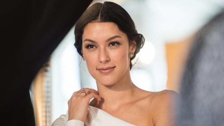 Model Rebecca Mir weiß ihre körperlichen Reize gekonnt in Szene zu setzen.
